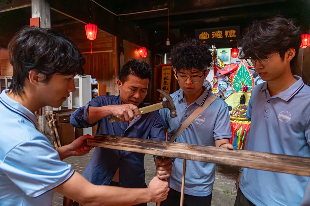 传承人指导青年制作板凳龙木架