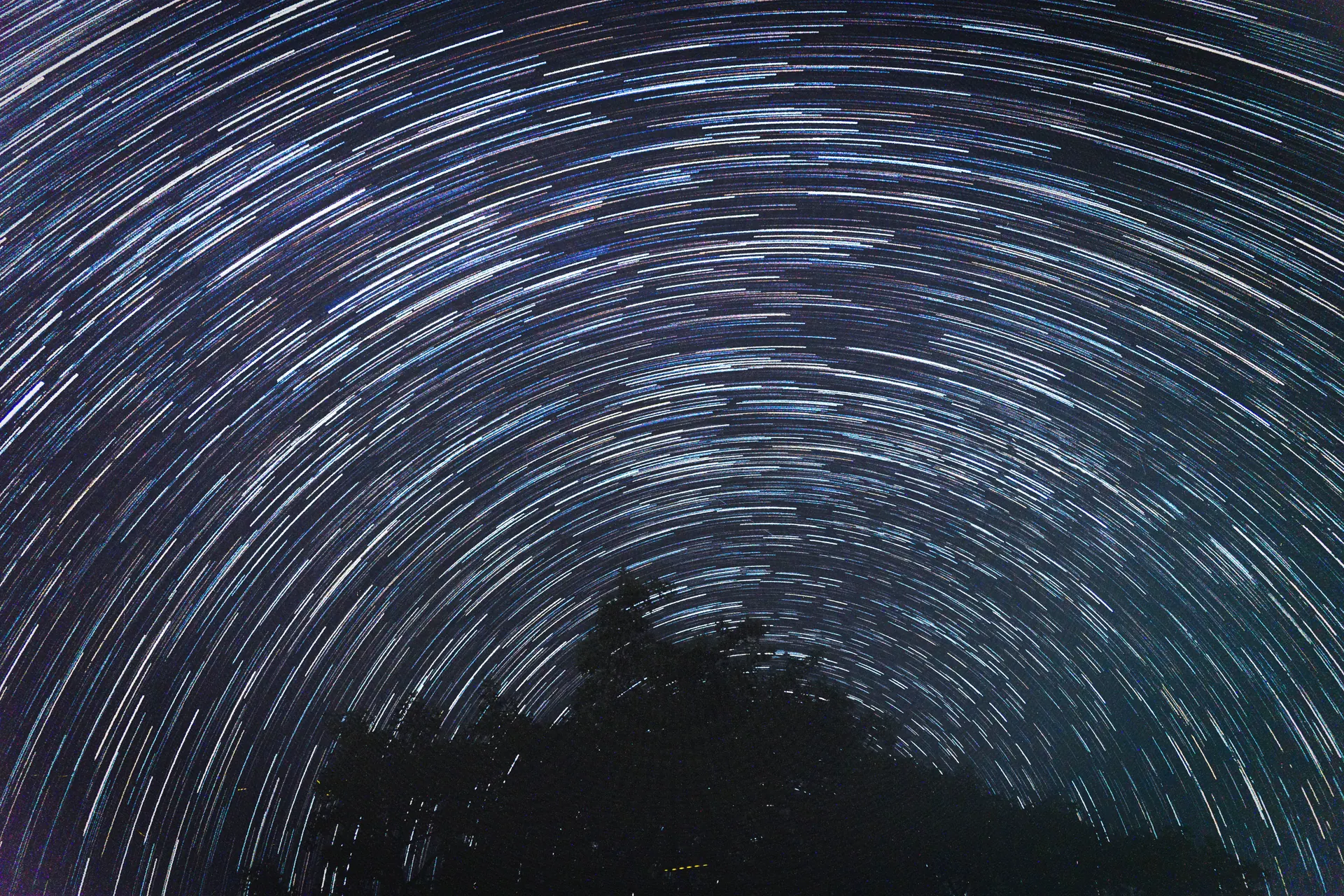 星轨划过右龙村群山的夜空