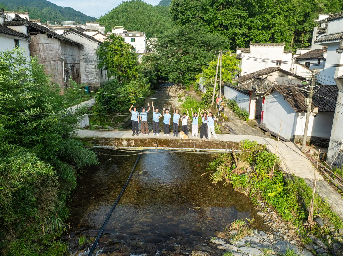 青山溪流环抱的左右龙村徽派民居